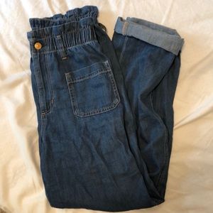 High-waisted jeans
